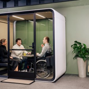 Tussitaulu Framery Four podin vieressä kiskolla