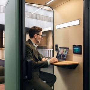 Laminoitu akustiikkalasiovi Framery One Compact kopissa