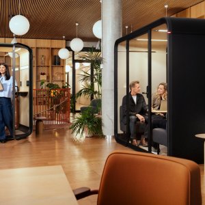 Säädettävä jakkara ja jalkatuki Framery One Compact kopissa