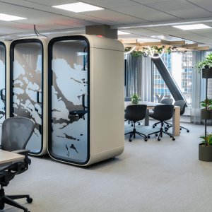 Pulverimaalatut teräspaneelit Framery One Compact kopissa