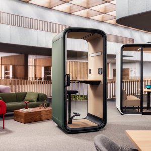 Framery One Compact hiljaisena tilana avokonttorissa
