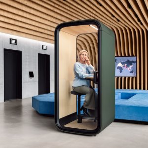 Framery One Compact kopin sisätila ja koivuvanerinen pöytä