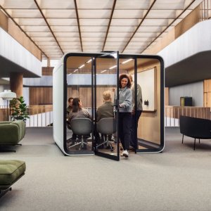 Kuuden hengen kokous Framery Six huoneessa