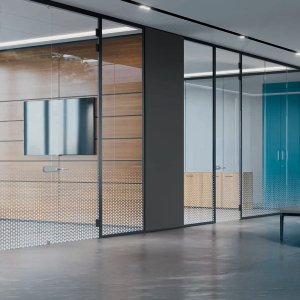 Neuvotteluhuone rajattuna kapearunkoisella lasiseinällä