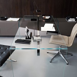 Taustamaalattu kristallikansi Air Desk -pöydässä