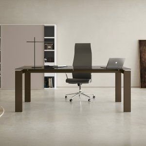 Johtajanpöytä GO Colombini Officelta melamiinituilla