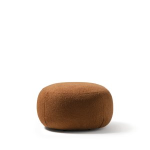 Betonipöytä Hill-mallistosta kahden nojatuolin välissä