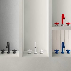 Design-hanat sinisenä: I Balocchi -seinähana kivilevyä vasten pesualtaan yllä