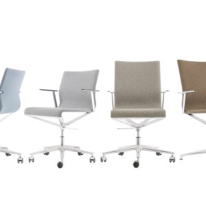 Konferenssituolit Stick Chair ICF Officelta neuvottelupöydän ympärillä