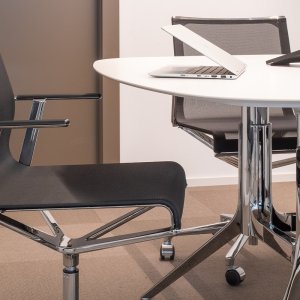 Stick Chair ilman käsinojia pitkään neuvottelupöytään