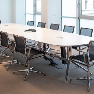 Neliäsakarainen jalusta liukupaloilla ICF Officelta