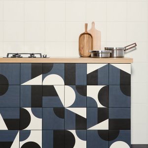Yksivärisiä Puzzle laattoja toimiston seinällä