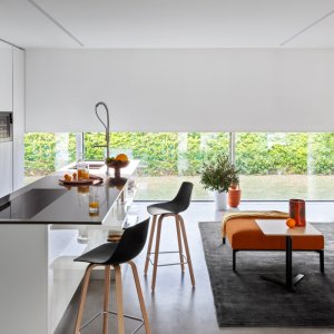 Miunn-designjakkara hotellin aamiaisbaarissa
