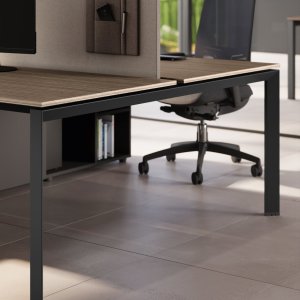 Operatiivinen desking-bench 5th Element, Las Mobili, puolisuunnikasprofiilisilla siltajaloilla