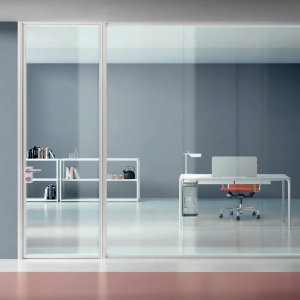Simple Bold -seinä lasilla ja puupaneeleilla