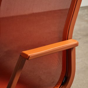 Nahkainsertti Nulite-tuolin verkon sivussa