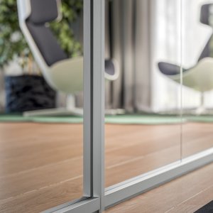Pronssin sävyinen alumiiniprofiili järjestelmässä Quadrifogliolta