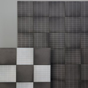 Kylpyhuoneen lattia Aurore Light Grey laatoilla 2 mm saumoin