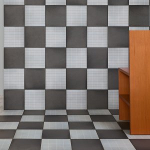 Aurore Light Grey Grid S ja Grid L johdon kylpytiloissa