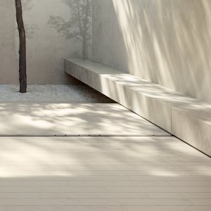 Otto Mutinalta lattiassa ja seinässä vieras-WC:ssä