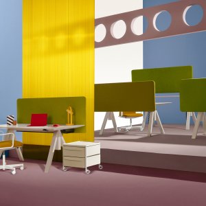 CC-kaapelikouru mustaa teräslevyä Arki-Table-pöydän alla