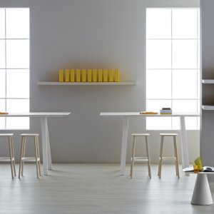 Kokouspöytä Arki-Table Pedralilta teräspukeilla neuvotteluhuoneessa