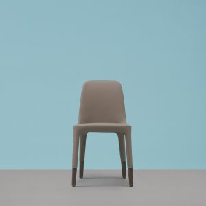 Rivi Ester tuoleja pitkän neuvottelupöydän varrella