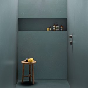 Yksityiskohta Primavera Verde -laatasta, roosat ja siniset sirut