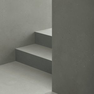Primavera Nero lattia, Grigio seinä ja nahkanojatuoli