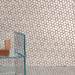 Kylpyhuone verhoiltu Botanica White mosaiikilla