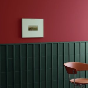 Neuvotteluhuone jonka seinä on Motivo väriä Graphite