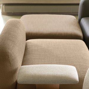 Ristiselkätyyny One Hundred -istuinmoduulin selkänojaa vasten