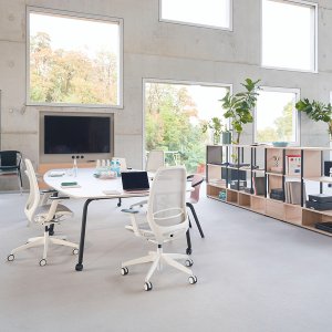Rivi se:air-toimistuoleja hot desking -penkin varrella