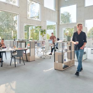 Basalttiharmaa soft-touch-pehmuste se:air salvianvihreän käsinojassa
