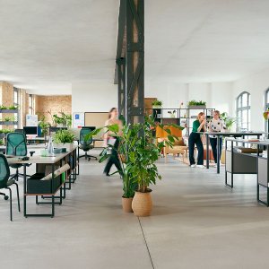 se:kit Sedus counter-versio jalkarenkaalla korkean tiskin edessä