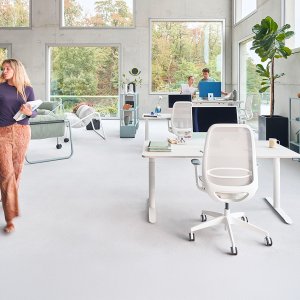 Antrasiitinvärinen kalvoselkänoja se:kit-tuolissa mustalla polyamidikehyksellä