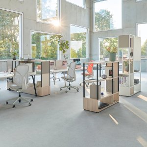 Viisi se:kit Sedus -vierailijatuolia pinottuna vaunuun
