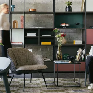 Matala, leveä se:café soft lounge chair luonnonpyökkisellä jalustalla
