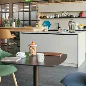 se:café high diner kahdella vastakkaisella korkealla penkillä ja pöydällä