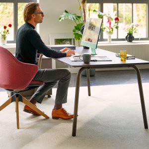 Neulottu kalvoselkänoja ja rungon sisään integroidut käsinojat, se:flair
