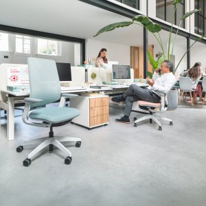 Counter-versio Sedus se:flexistä jalkarenkaalla korkean pöydän ääressä