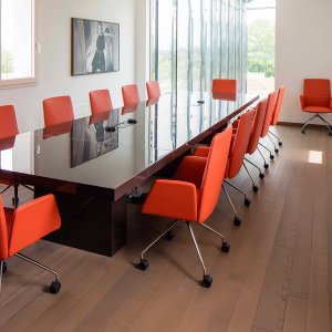 Kaksi erikokoista jalustaa neuvottelupöydän Asymmetrical Meeting alla