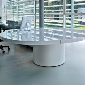 Suurin koko 550 × 200 cm: neuvottelupöytä Asymmetrical Meeting mattamustana