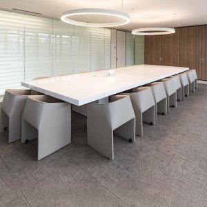 Soikea Asymmetrical Meeting Ø 300 reunaa kohti siirretyllä lieriöjalustalla