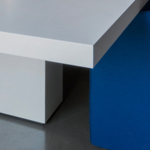 Neuvottelupöytä Asymmetrical Meeting, samaa perhettä kuin työpöytä