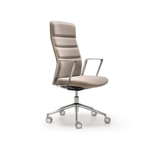 Quinti That’s it Executive ilman käsinojia neuvottelupöydän ympärillä
