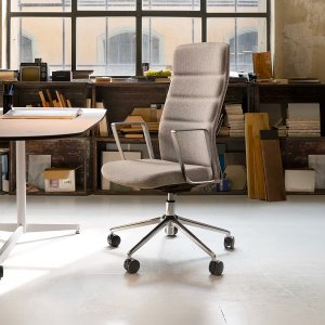 That’s it Executive Quintilta kiinteillä alumiinikäsinojilla johtajan työpöydän ääressä