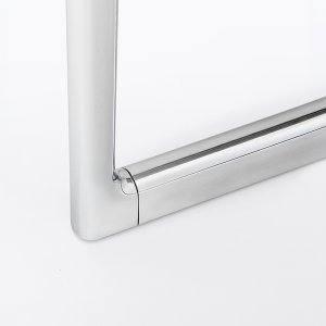 Toa desk 240 × 90 punaisella kaapelikourulla aukon alla
