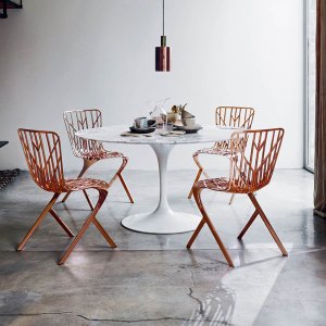 Soikea Saarinen-neuvottelupöytä Knollilta marmorikannella hallitushuoneessa
