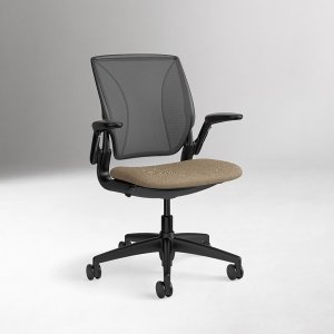 Humanscale World LM sivulta: istuimen ja selkänojan geometria